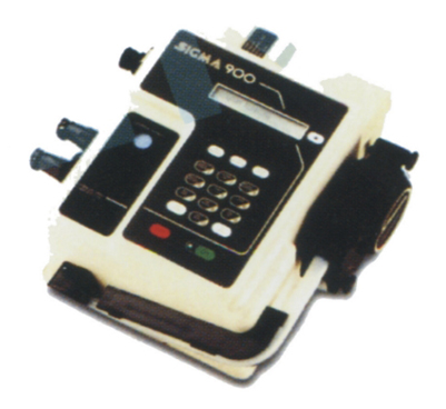 900������